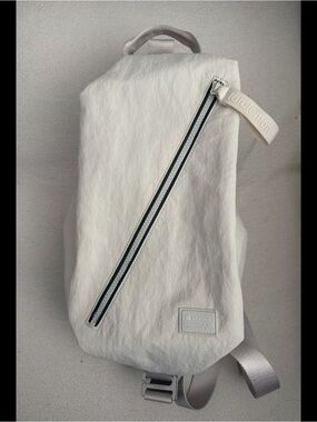 lululemon athletica Off-White Sling Fast Track Bag with Dark Trim 2.0 9L